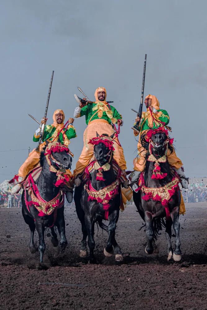 brahki, hassan El: Nel cuore della passione: un'immagine che riunisce tre cavalieri dopo un momento unico.