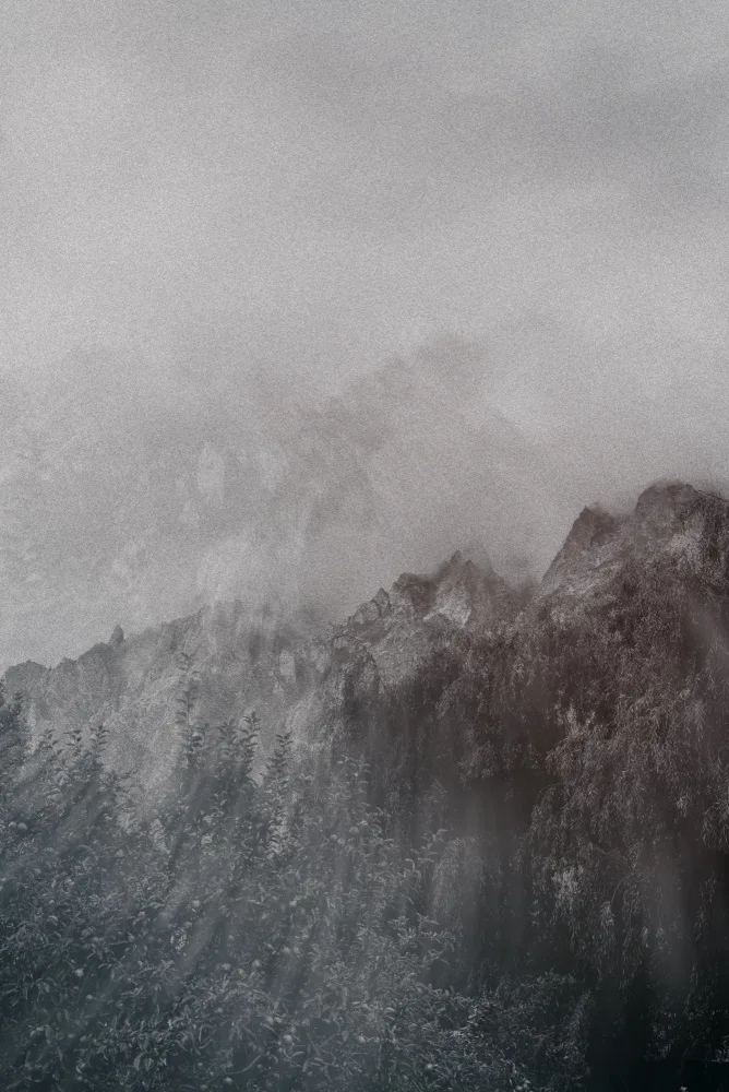Imaginative: Nebliges Karakorum-Gebirge