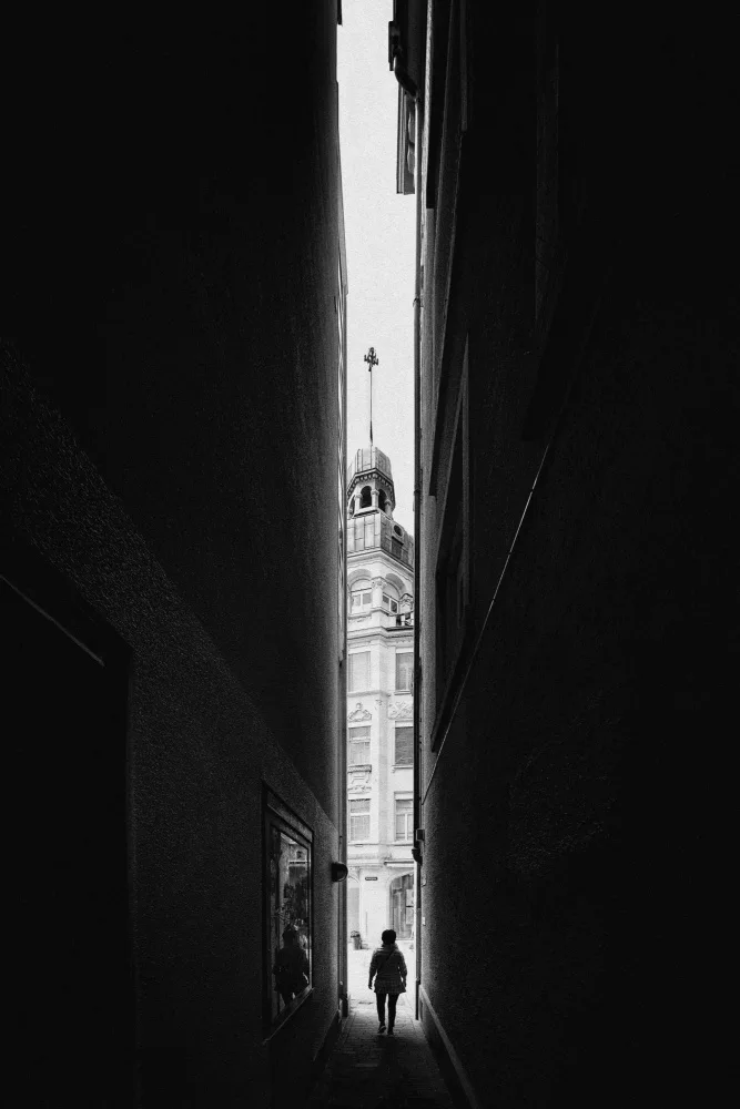 Yamamoto, Eiji: Narrow sky, high walls and narrow street