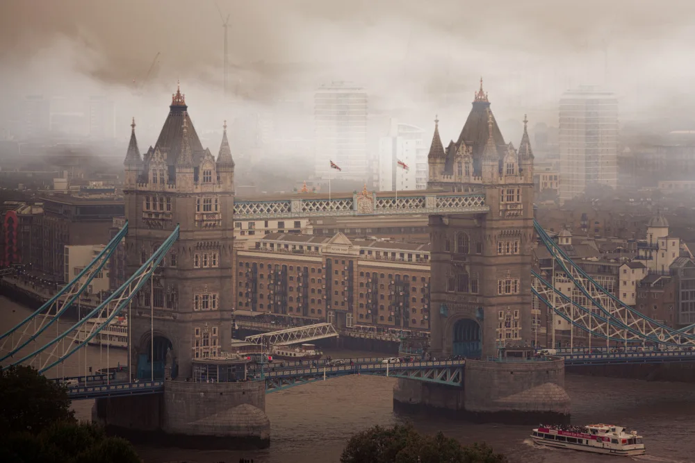 Lello, Alessandra: Moderní pohled na zaseknutý Tower bridge