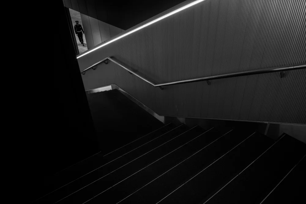 Hata, Satoshi: escalier