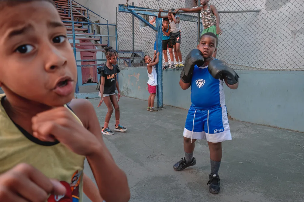 LI, MIN: Niños en la escuela de boxeo.