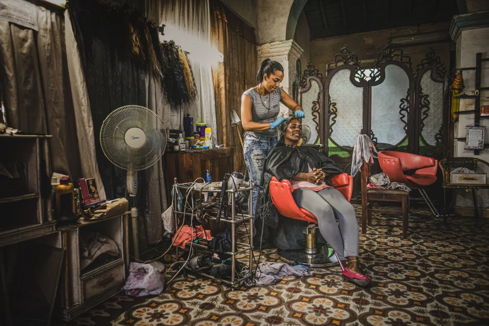 Tagliarino, Marco: Street hairdresser