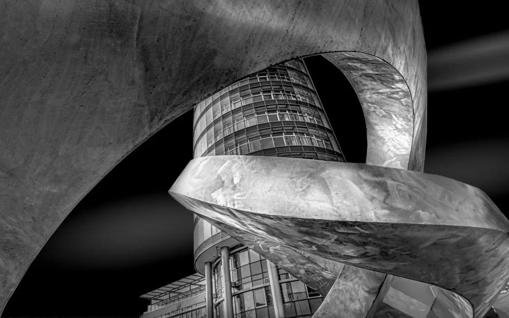 Rückert, Stephan: Torre di uffici con una scultura