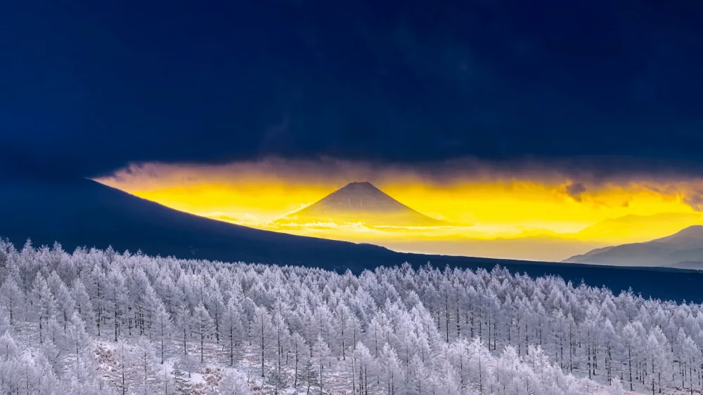 Hisamitsu, Yuusuke: Červená Fuji mezi mraky