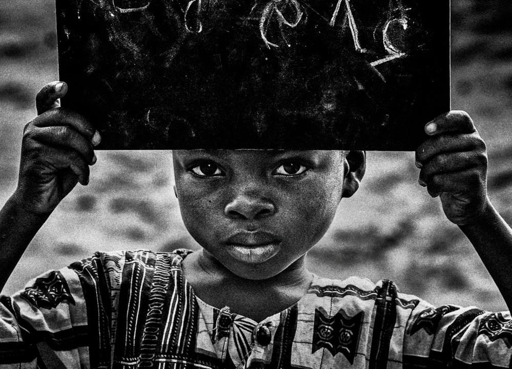 Garmendia, Inazio Joxe: Ragazzo del Benin che mostra i numeri scritti sulla lavagna