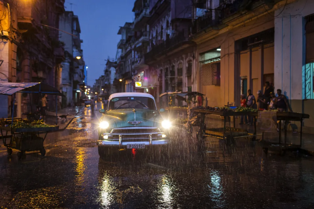 Mirica, Dan: Straßen von Havanna im Regen,Kuba
