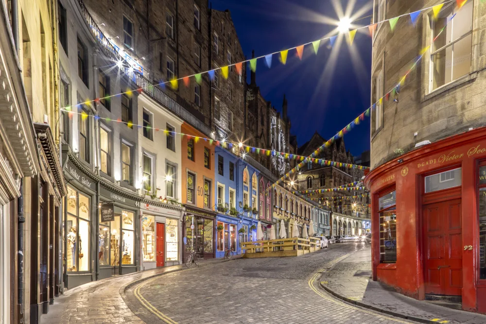 Viola, Melanie: Incantevole impressione serale al West Bow,Victoria Street