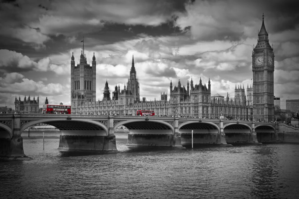Viola, Melanie: LONDON Houses of Parliament & Red Buses