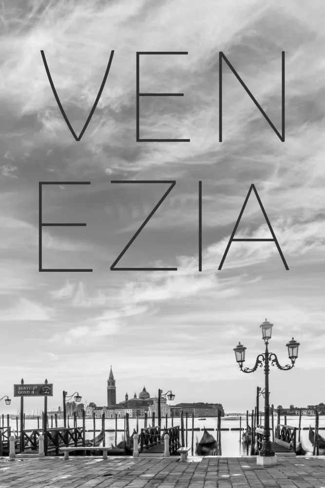 Viola, Melanie: VENICE Gondolas in the early morning | Text & Skyline
