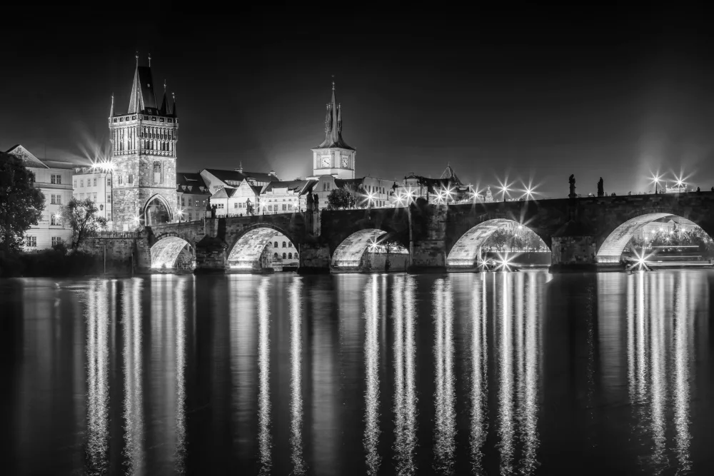 Viola, Melanie: Night impression of Charles Bridge in Prague - Monochrome