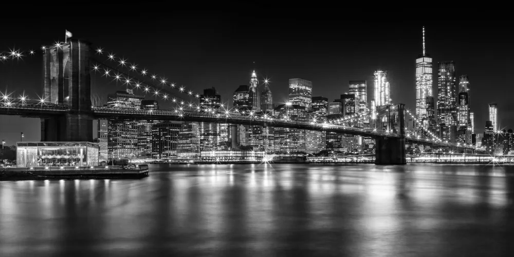 Viola, Melanie: MANHATTAN SKYLINE & BROOKLYN BRIDGE Idyllic Nightscape - Monochrome Panoramic