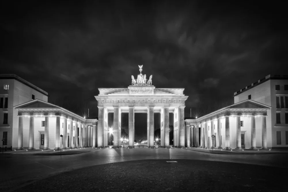 Viola, Melanie: BERLIN Monochrome Brandenburg Gate