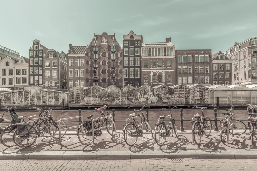 Viola, Melanie: AMSTERDAM Singelský kanál s květinovým trhem | městský vintage styl