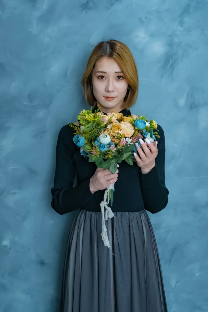 suzuki, kenichirou: mujer con ramo