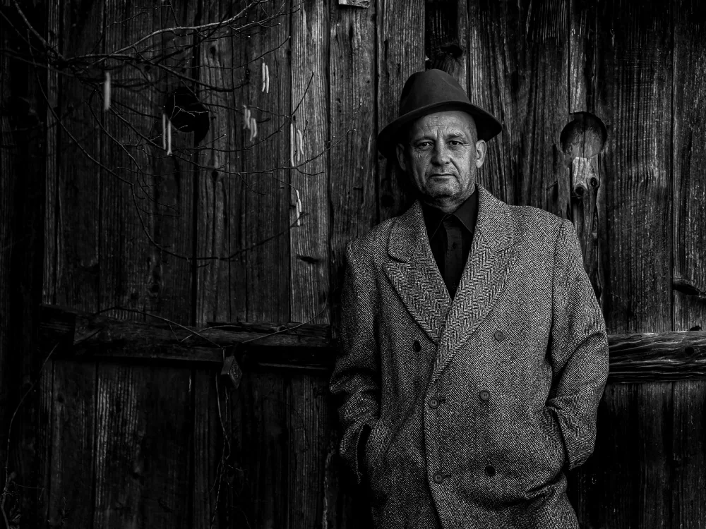 Calin, Silvia Rucsandra: Hombre en blanco y negro