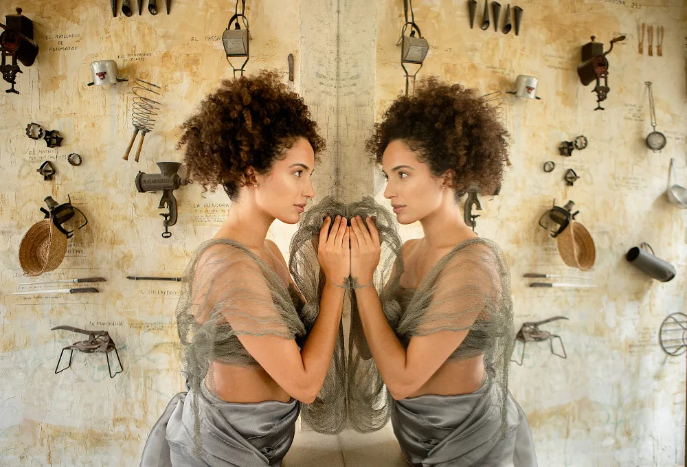 Raga, Gil Joan: Brenda in the mirror