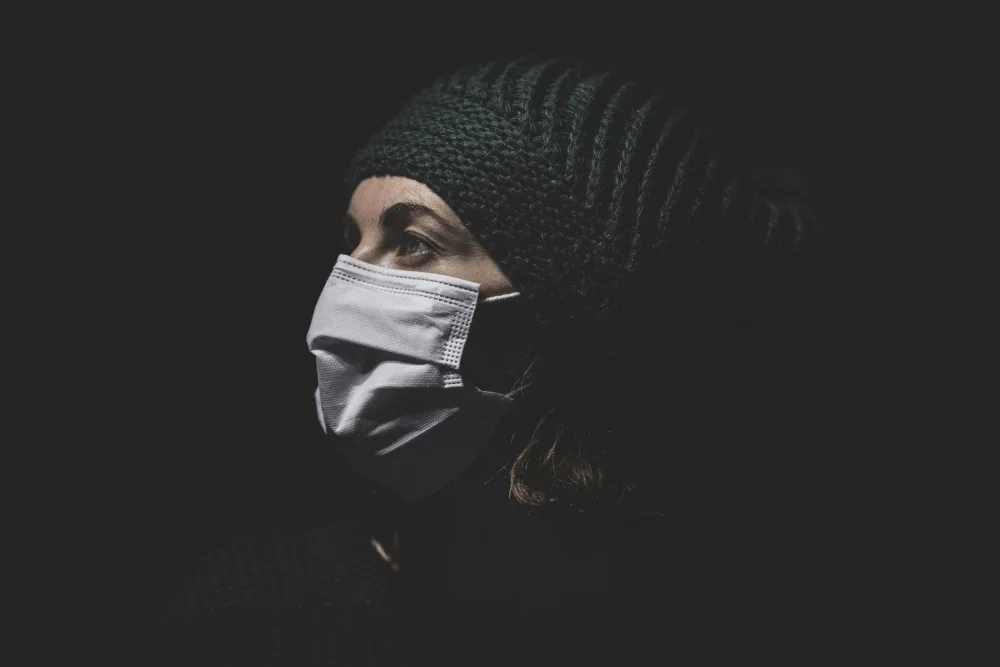 akyurt, engin: Eine Frau,die mit einer Maske vor dem Coronavirus geschützt ist