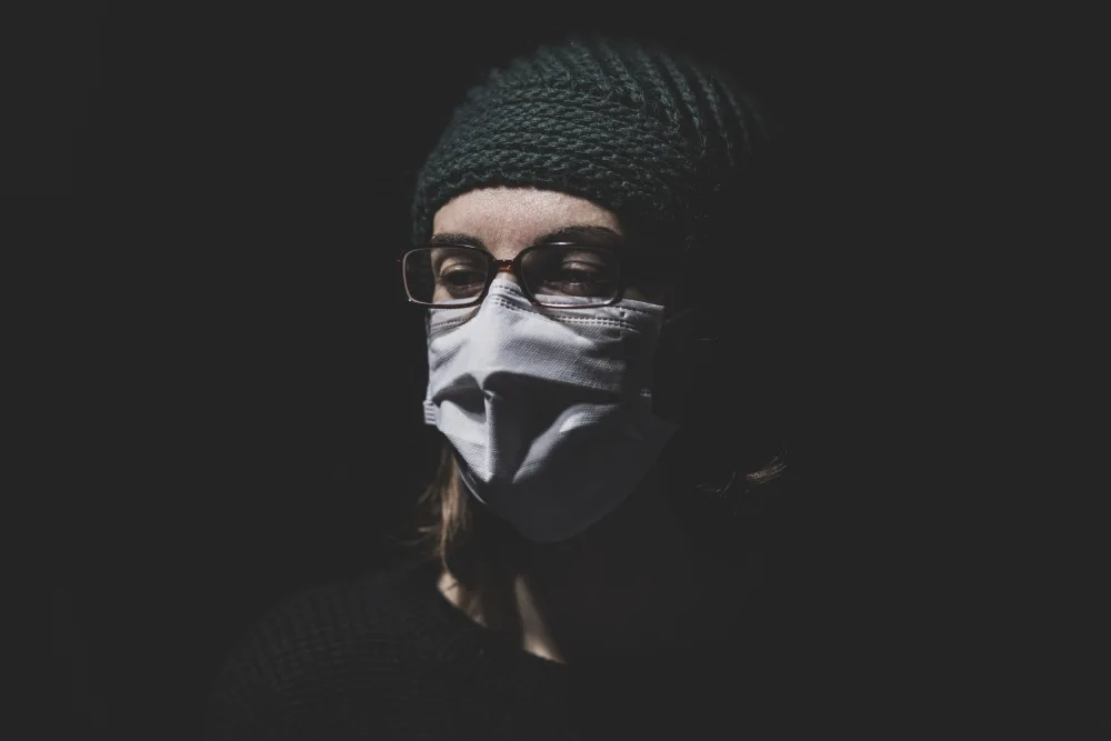 akyurt, engin: žena chráněná před koronavirem maskou