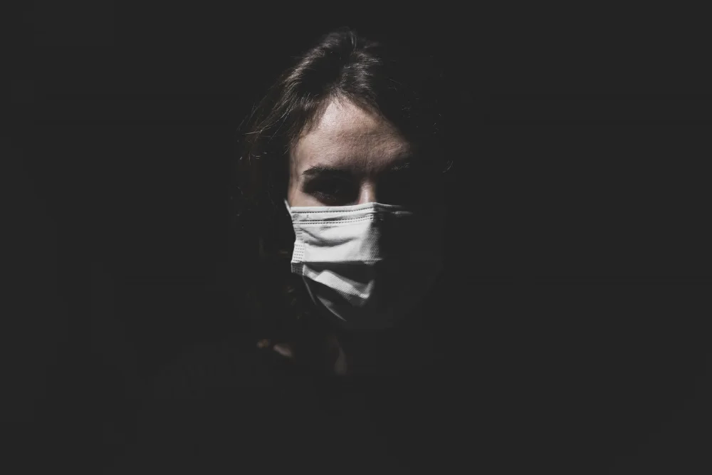 akyurt, engin: Eine Frau,die mit einer Maske vor dem Coronavirus geschützt ist