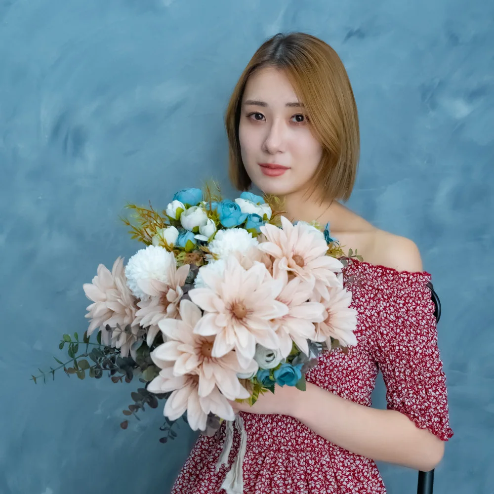 suzuki, kenichirou: mujer con ramo