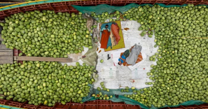 Rahman, Mostafijur SM: Erschöpfter Schlaf auf dem Obstboot