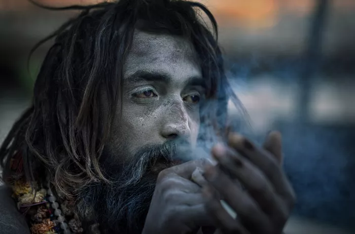Szmidt, Waldemar: Un uomo cosparso di cenere che fuma hashish al tramonto
