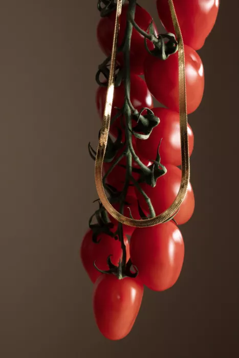 Ramiro, Julia: Collar sobre tomates