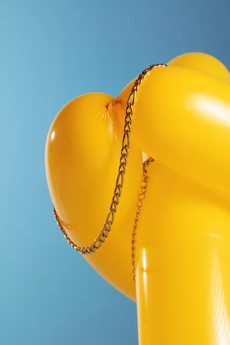 Ramiro, Julia: Cadena dorada sobre globo amarillo