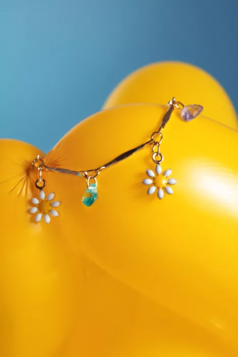 Ramiro, Julia: Chaîne de charme sur ballon jaune