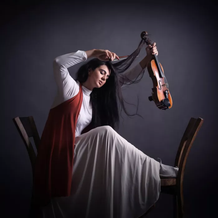 Hasheminasab, Moein: Chica persa