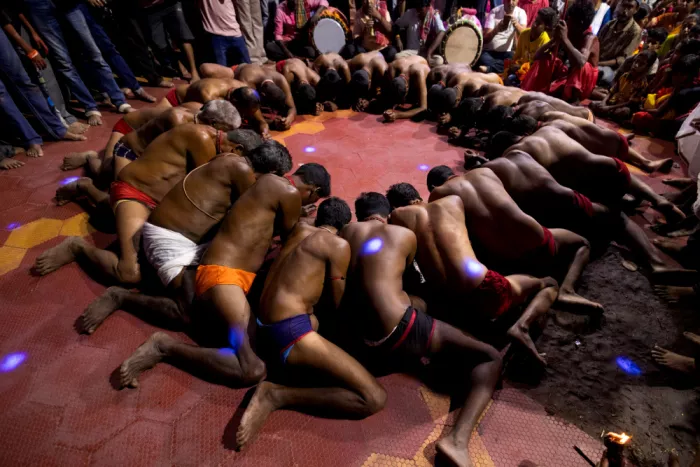Das, Prithul: Les moines Gajan prient devant le temple