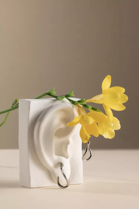 Ramiro, Julia: Oreille sculpturale aux boucles d