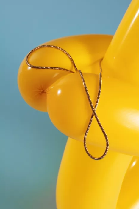 Ramiro, Julia: Chaîne sur ballon jaune