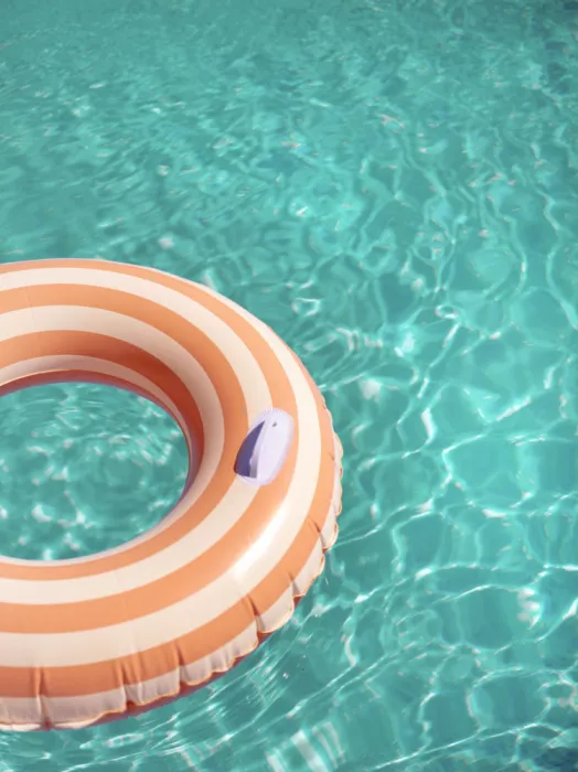 Zwart, Raisa: Peach Fuzz Swimming Pool Fun