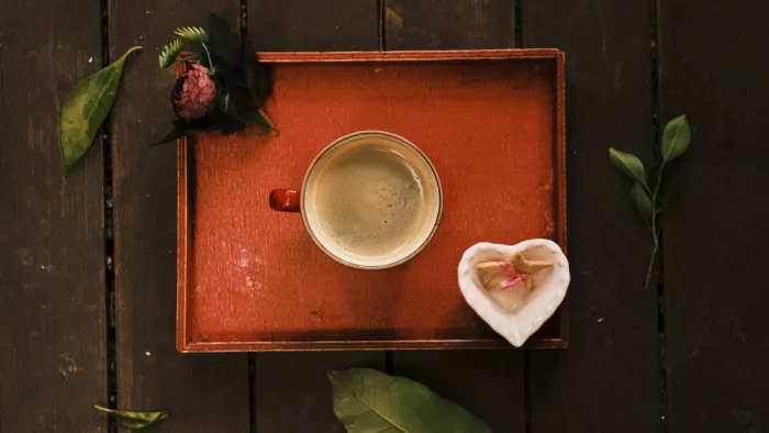 akyurt, engin: Un café caliente y fresco en una bandeja de madera roja