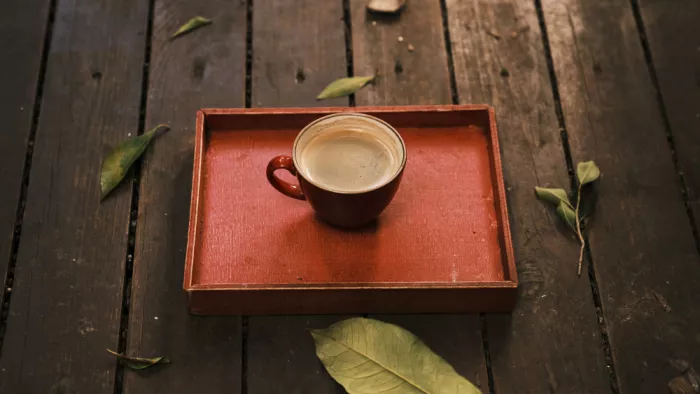 akyurt, engin: Un café caliente y fresco en una bandeja de madera roja