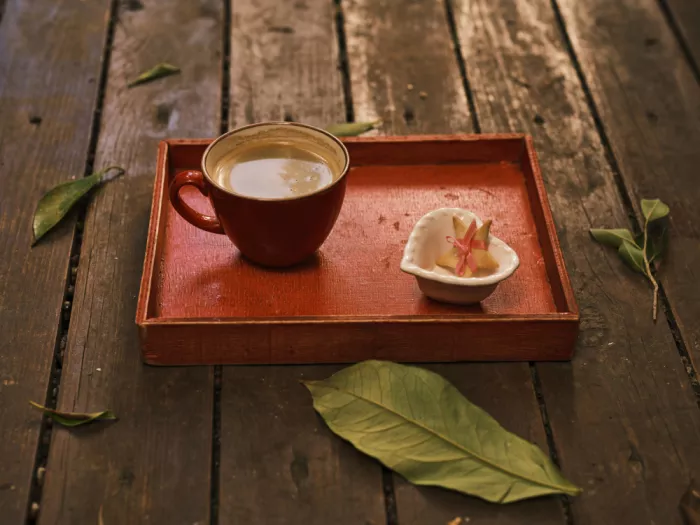 akyurt, engin: Un café caliente y fresco en una bandeja de madera roja