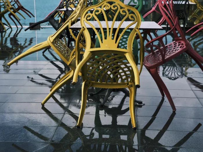 akyurt, engin: Chaises colorées dans le jardin après la pluie