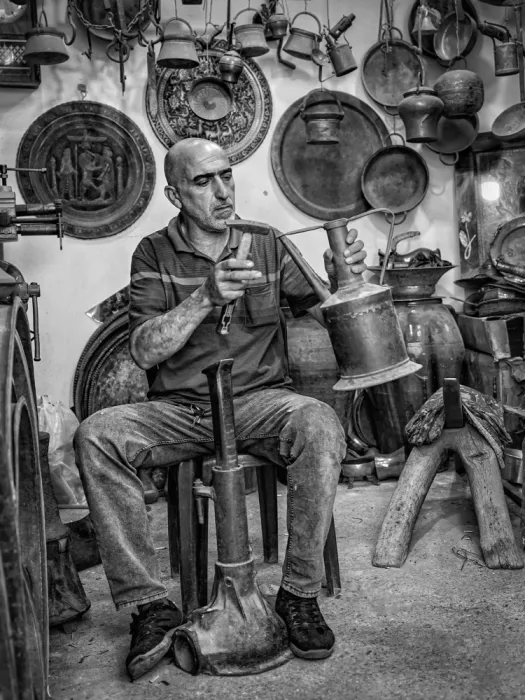 Alsofey, Bashar: Artigiano di antiquariato in rame