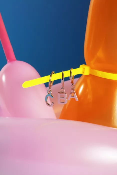 Ramiro, Julia: Aretes de letras y globos
