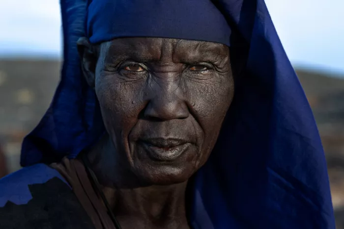 Garmendia, Inazio Joxe: Frau in Blau - Kenia