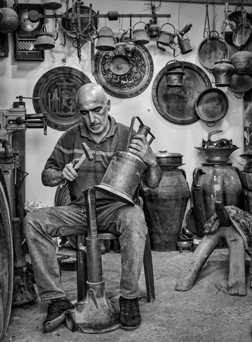 Alsofey, Bashar: Artigiano di antiquariato in rame