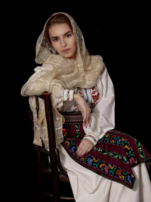 Calin, Silvia Rucsandra: Woman in Romanian folk costume