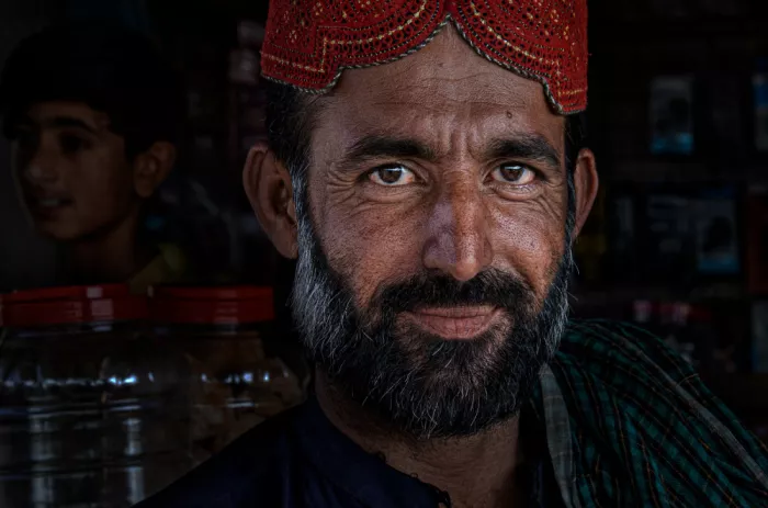 Garmendia, Inazio Joxe: Hombre pakistaní en una tienda