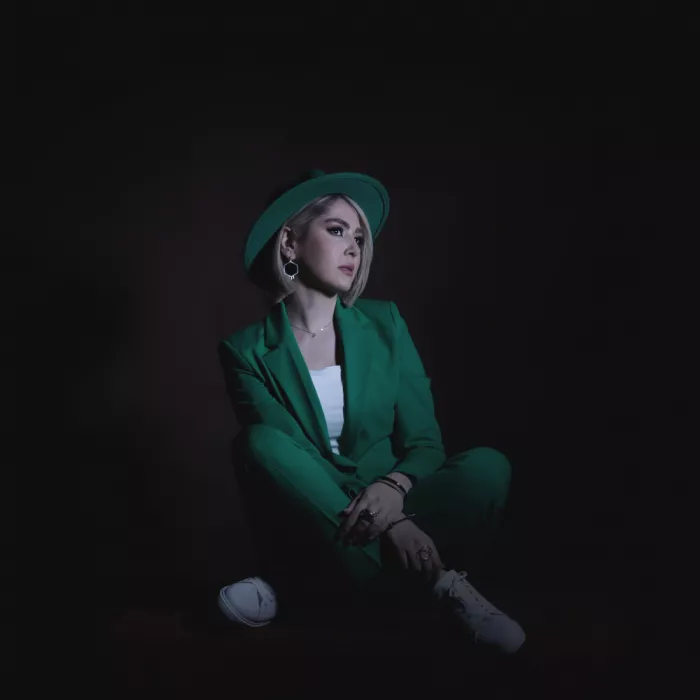 Hasheminasab, Moein: Chica persa