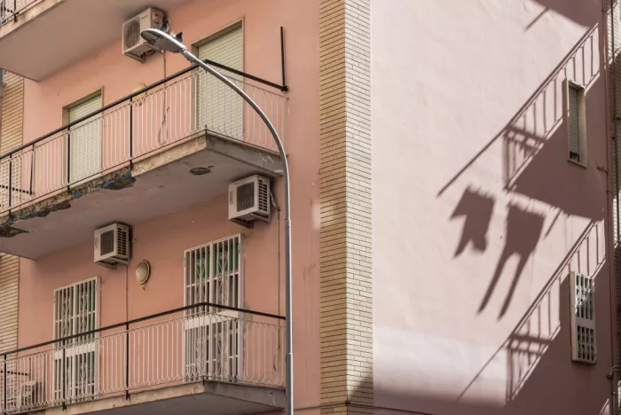 Photolovers: Shadow of laundry at the wall
