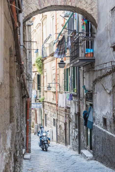 Photolovers: Alley in Napoli, Italy