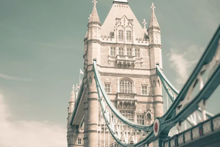 McQueen, Talitha: Tower Bridge, tamaño 24x36