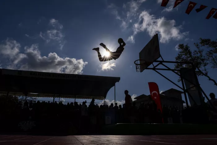 AK, Seray: Basket in shadow